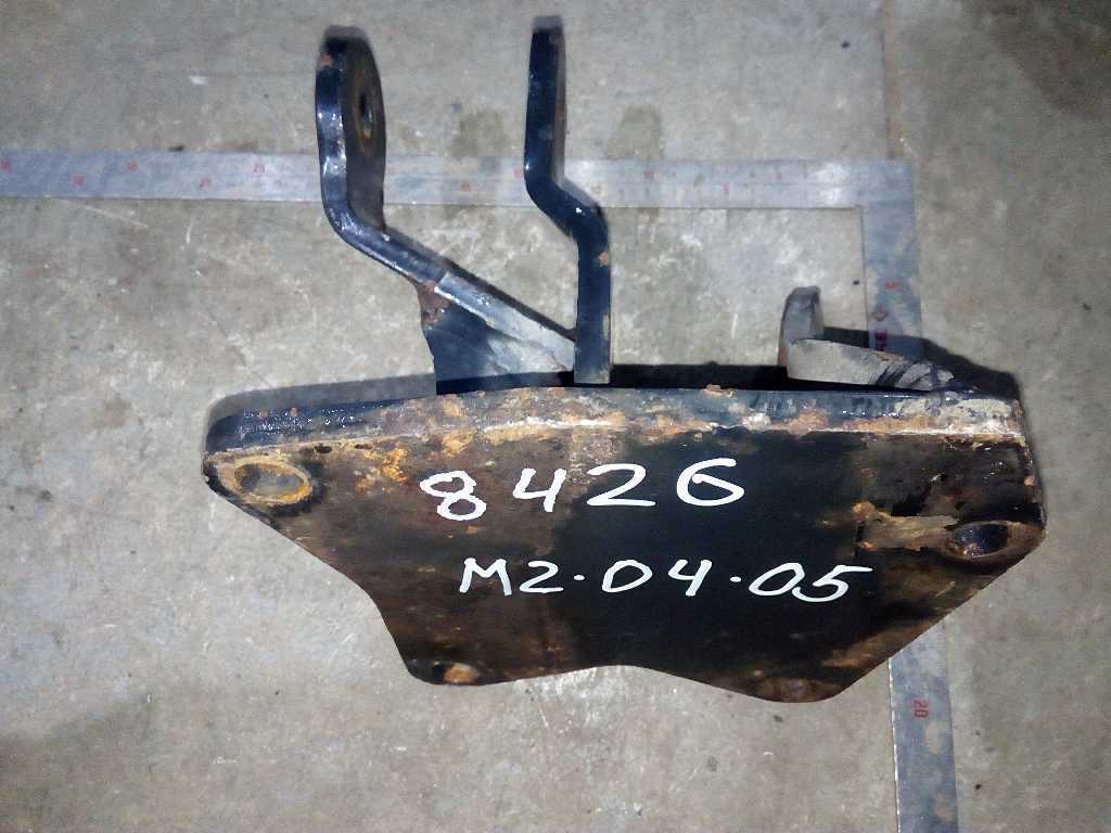 кронштейн стабилизатора кабины правый б/у - 1